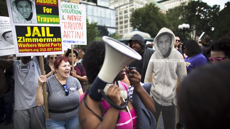 黑人少年被杀凶手无罪 美国各地游行抗议